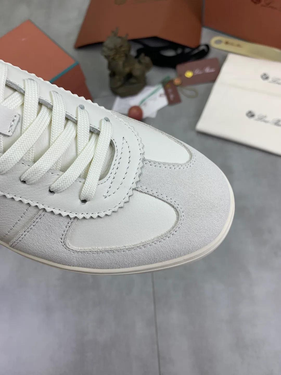 Men's men's shoes 💰P560 New style 💰High quality The latest casual shoes Loro Piana 💯Top grade💯Buy the original copy💯 Founded the existing Loro Piana company on April 24, 1924. It is now the sixth generation of family business, providing top quality products to customers who are discerning in taste and quality. Imported original fly woven fabric with cowhide fabric, plain calfskin lining. Hand-sewn thread with cowhide feet. Original packaging. Number of yards: 38-44 (customized for 45 and 46). 2️⃣ colors available.